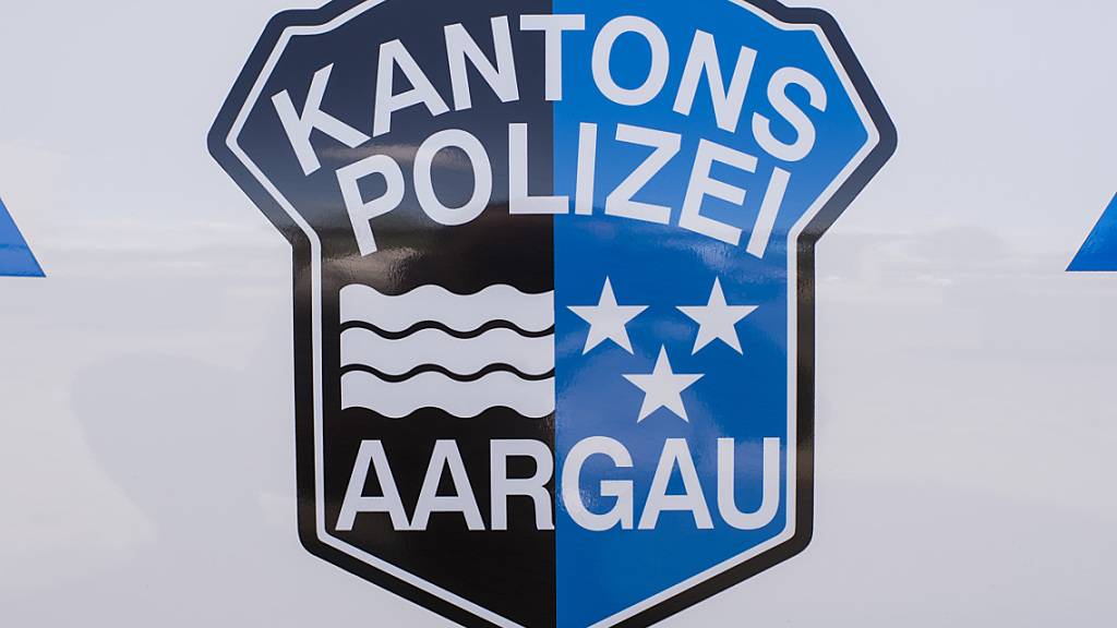 Der angeklagte 32-Jährige rief nach der Tat die Kantonspolizei Aargau an und liess sich widerstandslos festnehmen. Der geständige Mann erwürgte im Januar 2021 einen 81-jährigen Mann am Limmatufer in Würenlos AG. (Symbolbild)