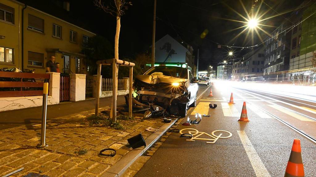 Unter Drogeneinfluss, ohne Fahrausweis und mit einem gestohlenen Auto ist ein 37-Jähriger Mann in Riehen BS in eine Ampel geprallt; die Lichtsignalanlage wurde unter dem Auto begraben.