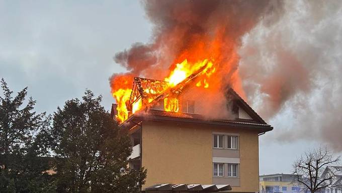 Niederrohrdorf: Dachstock von Mehrfamilienhaus brannte lichterloh