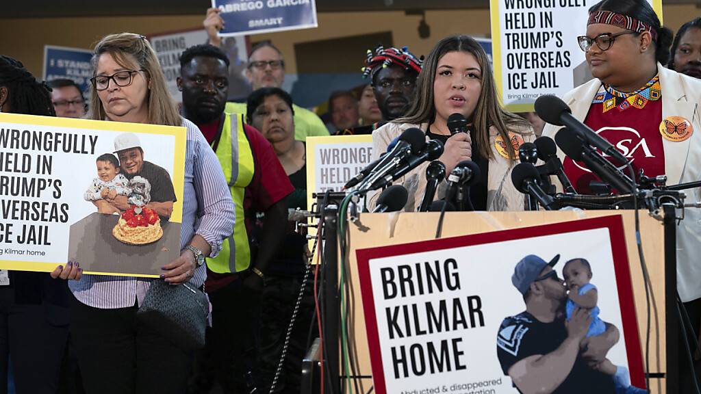 Jennifer Vasquez Sura, die Ehefrau von Kilmar Abrego Garcia, der fälschlicherweise nach El Salvador abgeschoben wurde, spricht während einer Pressekonferenz. Foto: Jose Luis Magana/FR159526 AP/AP/dpa