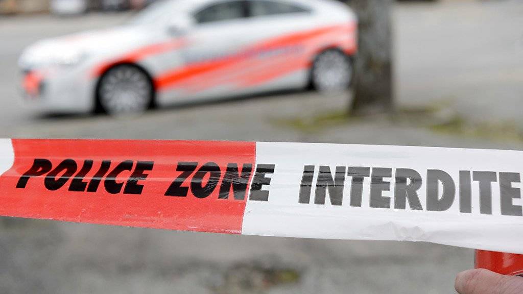 Ein Toter und eine Schwerverletzte durch Messerstiche: Die Waadtländer Polizei fand am Freitag in La Sarraz eine blutige Szenerie vor. (Symbolbild)