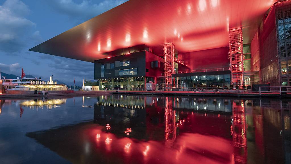 Als Zeichen der Kulturförderung erscheint das KKL Luzern in rotem Licht. Die Stadt beantragt zusätzliches Geld zur Kultur- und Sportförderung. (Archivbild)