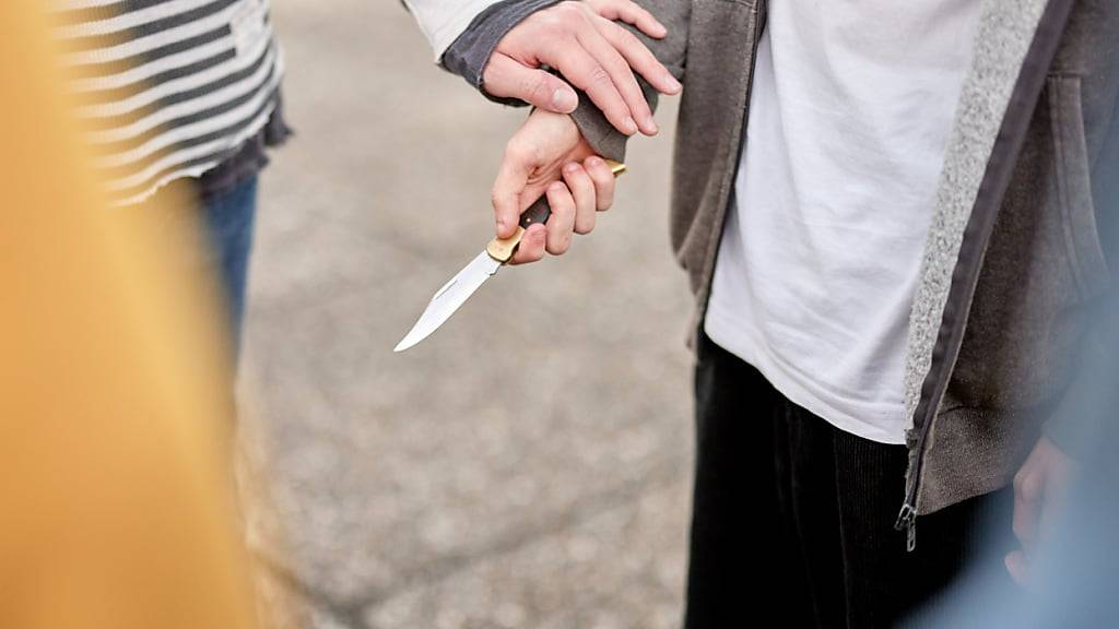 Nachdem er bei einem Streit mit dem Messer seinen Kontrahenten schwer verletzte, ist ein 42-Jähriger wegen versuchten Mordes angeklagt. (Symbolbild)