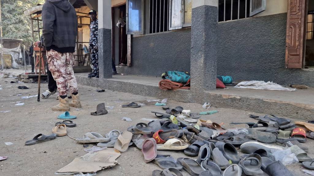 Nach einer Bombenexplosion in einer Moschee liegen Schuhe und Schlappen von Gläubigen vor dem Gebäude. Es gab Tote und Verletzte. Foto: Jossy Ola/AP/dpa