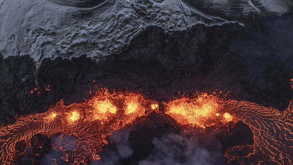 Eine Luftaufnahme der vulkanischen Aktivität des aktiven Vulkans in Grindavik auf der isländischen Halbinsel Reykjanes. Foto: Marco Di Marco/AP/dpa