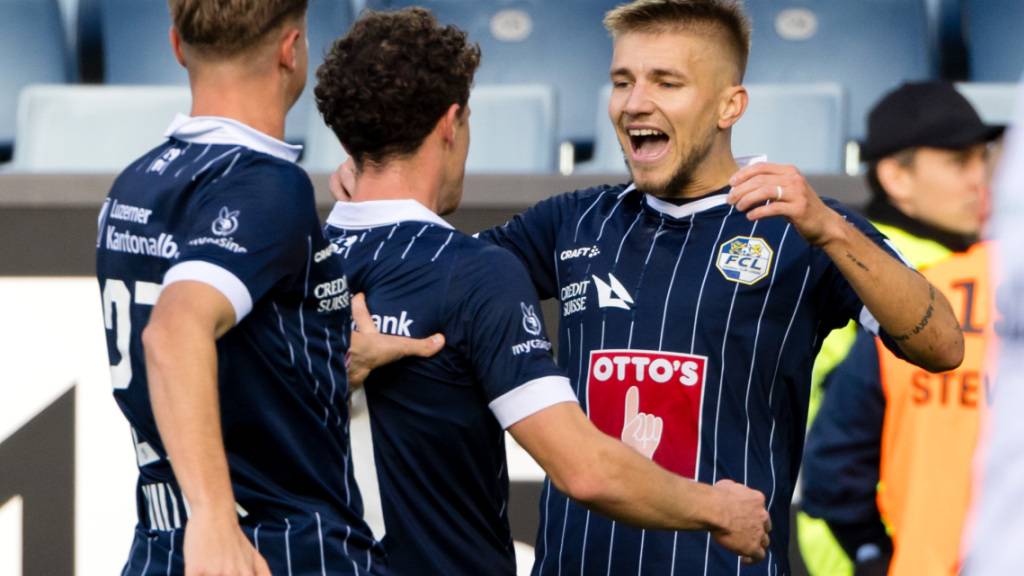 Pius Dorn (Mitte) bejubelt sein Tor zum 1:0 mit Martin Frydek