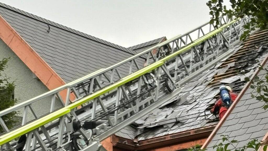 Die Feuerwehr setzte bei den Löscharbeiten drei Drehleitern ein.