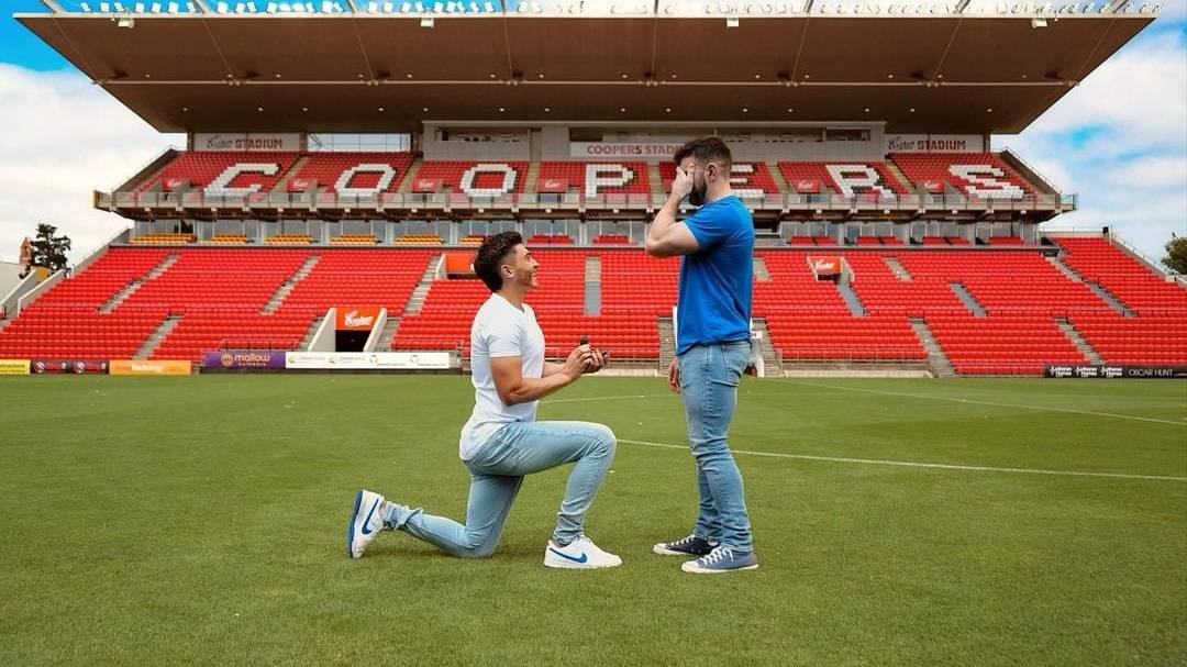 Josh Cavallo, Fussballer von Adelaide United, macht seinem Partner Leighton Morrell im Coopers Stadium in Adelaide einen Heiratsantrag.