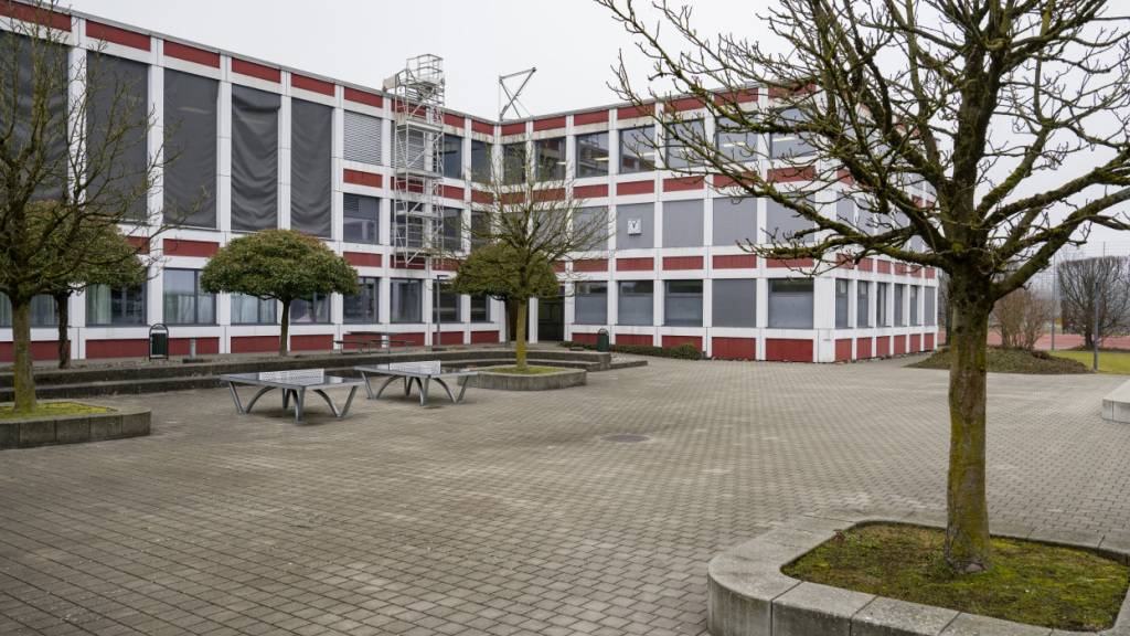 Beim Hauptgebäude der Kantonsschule Reussbühl aus dem Jahr 1970 soll ab 2028 ein Neubau entstehen.