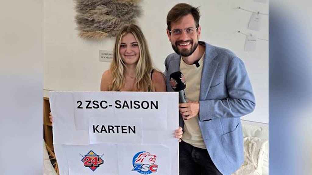 Dominik Widmer überrascht Schülerin Giulia (14) mit ZSC-Saisonkarten