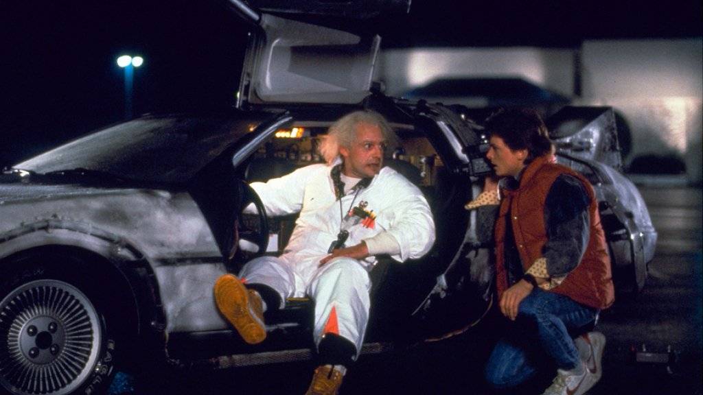 Christopher Lloyd (l) als Dr. Emmett Brown und Michael J. Fox als Marty McFly 1985 in «Back to the Future». Vier Jahre später in der Fortsetzung reisten die beiden in unsere Gegenwart - genau heute (Archiv).
