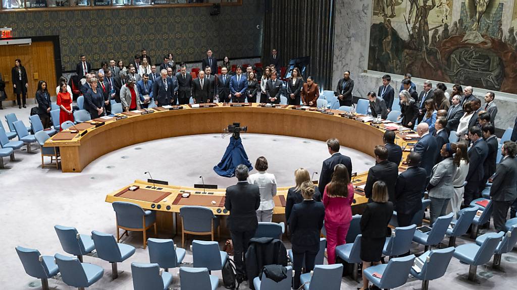 Mitglieder des Sicherheitsrates der Vereinten Nationen legen eine Schweigeminute ein, um der Toten und Verletzten eines Anschlags in Russland in der vergangenen Woche zu gedenken. Foto: Craig Ruttle/AP/dpa