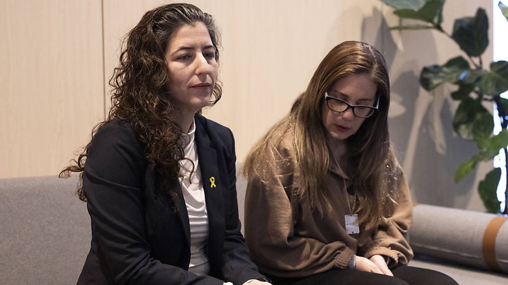 Die frühere Hamas-Geisel Nili Margalit (r.) und Noam Peri, die Tochter des Entführten Chaim Peri, am Weltwirtschaftsforum (WEF) in Davos.