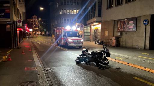 Töfffahrer stürzt beim Bahnhof Stadelhofen