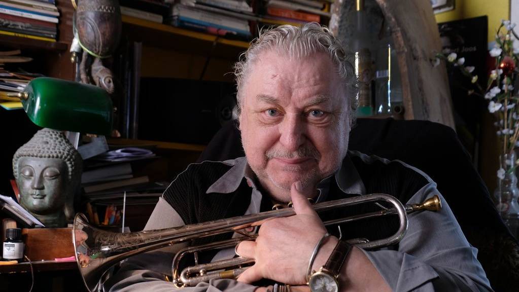Der Jazzmusiker Herbert Joos, aufgenommen mit seiner Trompete in seiner Wohnung in Stuttgart, ist am 7. Dezember 2019 im Alter von 79 Jahren gestorben. (Archiv)