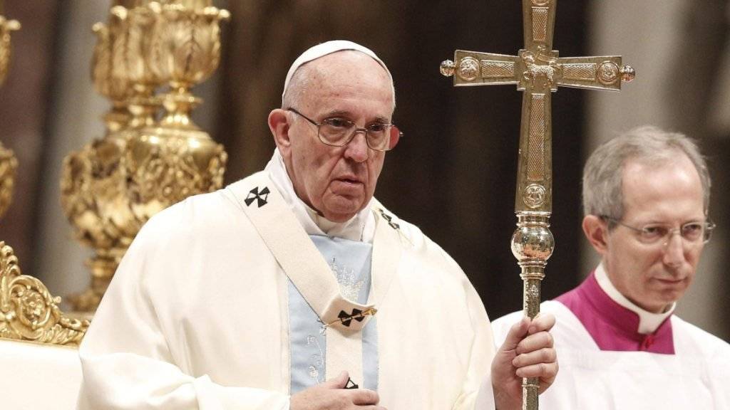 Der Papst fordert in der Neujahrsmesse mehr Engagement gegen Gewalt und ein Ende der Gleichgültigkeit angesichts des Terrors in der Welt.