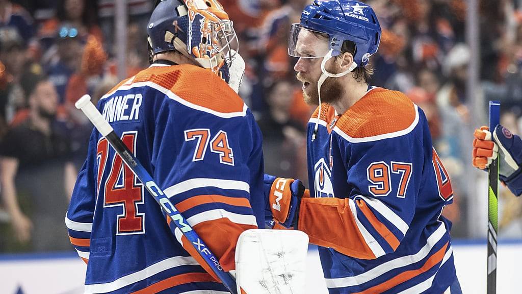 Connor McDavid (rechts/mit Torhüter Stuart Skinner) war an drei Toren der Oilers beteiligt