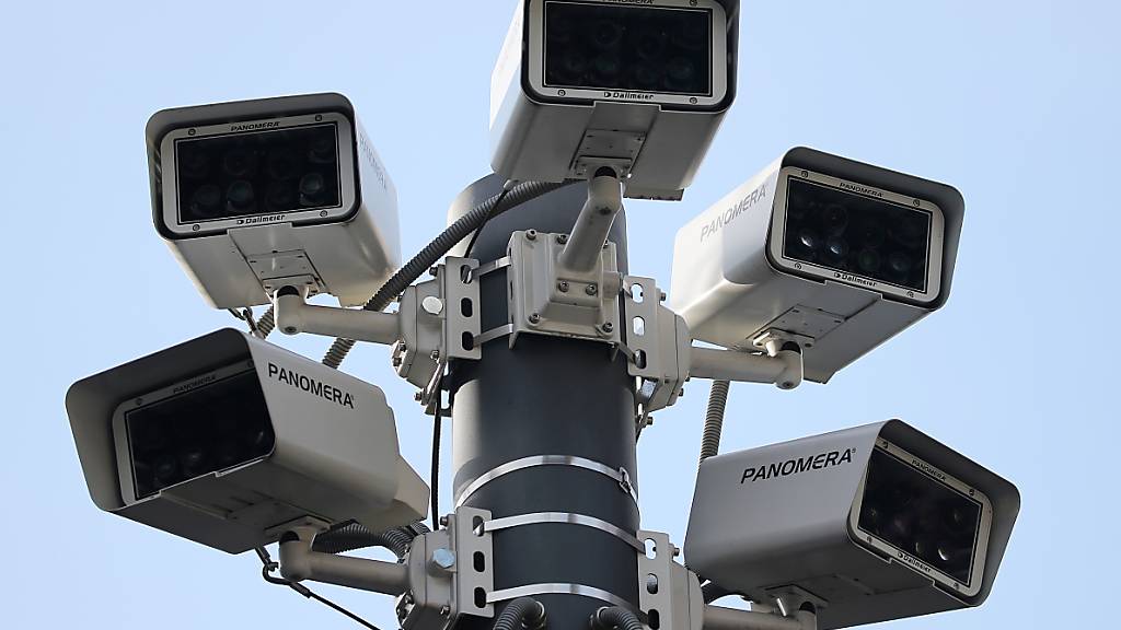 ARCHIV - Ein neues Sicherheitsgesetz, das nun vom französischen Parlament bestätigt wurde, soll unter anderem eine Ausweitung der Videoüberwachung ermöglichen. Foto: Oliver Berg/dpa