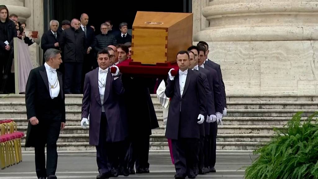 Papst Benedikt XVI. wird beigesetzt 