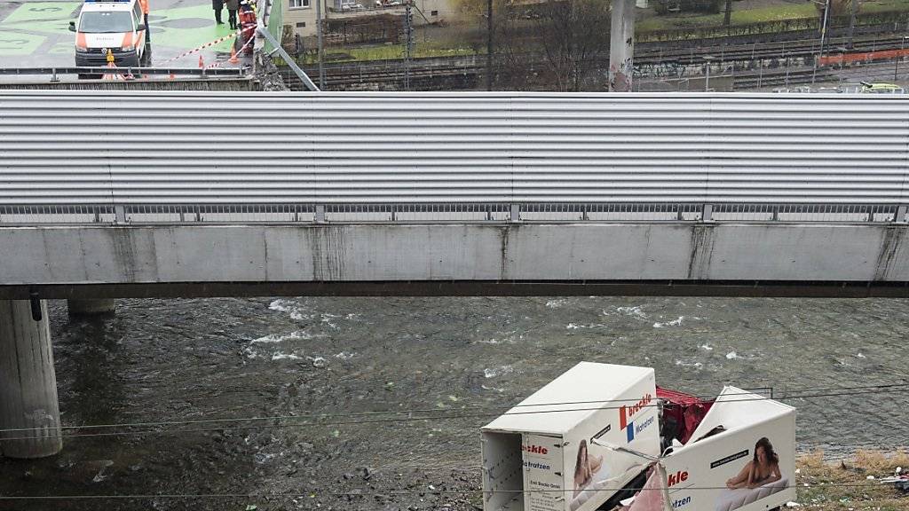 Ein Lastwagen ist in Zürich von der Sihlhochstrasse in die Sihl gestürzt.