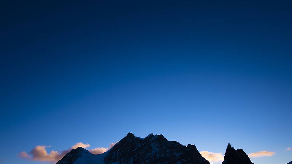 Der Föhn hat in den Alpen für eine stürmische Nacht gesorgt: Auf dem Gütsch UR mass das Bundesamt für Meteorologie und Klimatologie (Meteoschweiz) Windspitzen von 189 km/h, auf dem Jungfraujoch BE waren es noch 157 km/h. (Symbolbild)