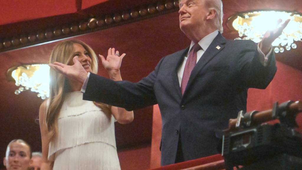 dpatopbilder - US-Präsident Donald Trump und First Lady Melania Trump bei der Premiere des Musicals «Chicago» in Washington. Foto: Rod Lamkey/AP/dpa