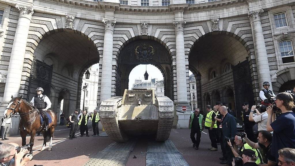 Das britische Panzer-Museum «Tank Museum» hat zum 100. Jahrestag ein Replikat des Panzers vom Typ  «Mark IV» auf dem Trafalgar Square in London ausgestellt.