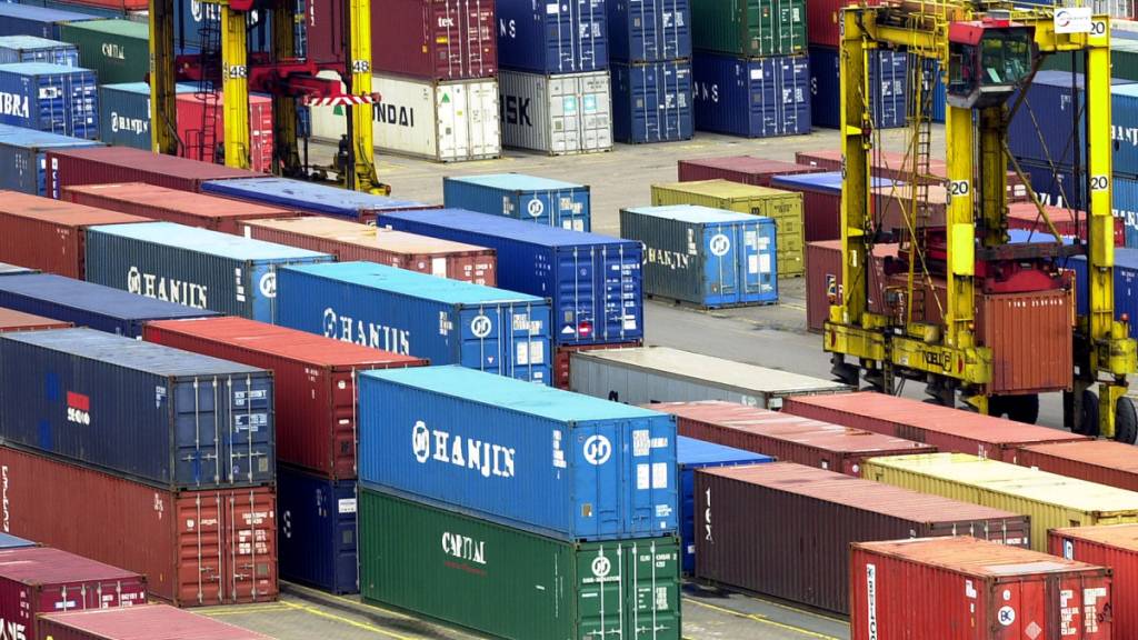 Die Wirtschaftsstimmung in der Eurozone hat sich Ende des vergangenen Jahres weiter verbessert. Der Economic Sentiment Indicator (ESI) stieg im Dezember im Vergleich zum Vormonat um 2,4 Punkte auf 96,4 Punkte. Im Bild Frachtcontainer im Hamburger Hafen. (Archivbild)