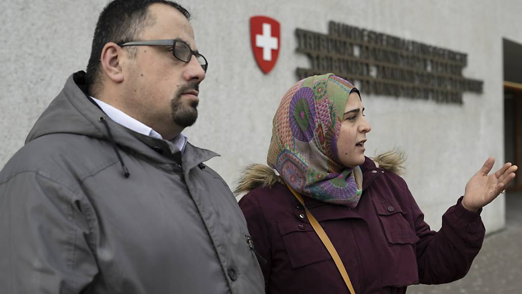 Das betroffene Ehepaar am Donnerstag vor dem Gerichtsgebäude in St. Gallen.
