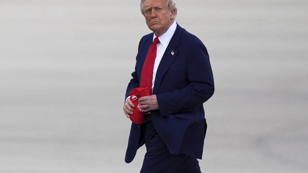 US-Präsident Donald Trump kommt am internationalen Flughafen von Miami an. Foto: Rebecca Blackwell/AP/dpa/Archivbild