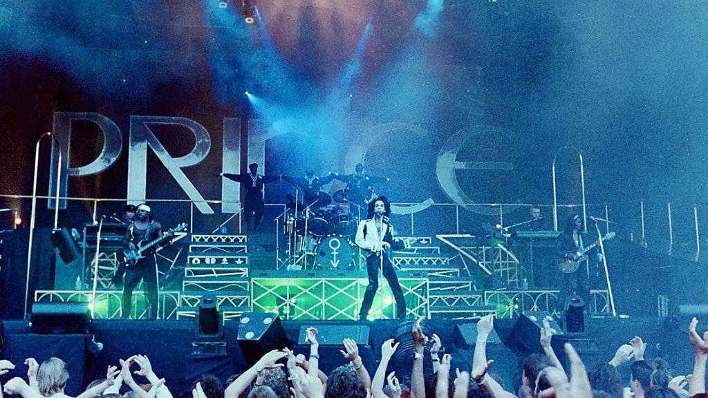 Prince bei einem Konzert in Basel, 1990. Eine Gitarre des 2016 verstorbenen Rocksängers wurde in Los Angeles für 700 000 Dollar versteigert.