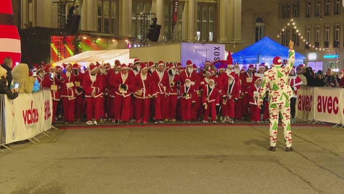 Rund 4000 Santas beim gestrigen Santa Run in Bern