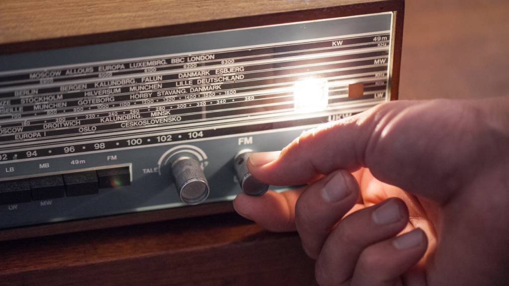 Der Kanton Nidwalden wird keinen eigenen UKW-Not-Sender anschaffen. Der Landrat lehnte am Mittwoch ein entsprechendes Anliegen ab. (Archivbild eines UKW-Radios)