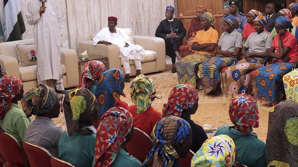 Der nigerianische Präsident Muhammadu Buhari traf die am Vortag im Rahmen eines Gefangenenaustausches befreiten Schülerinnen und versprach ihnen Hilfe.
