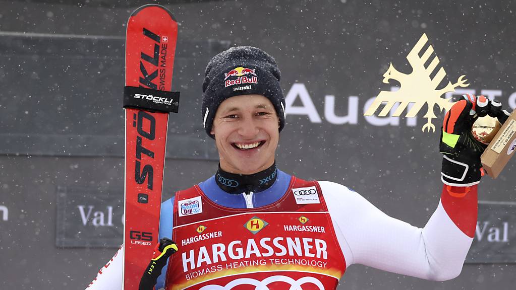 Marco Odermatt in Val d'Isère mit dem Pokal für den Sieger