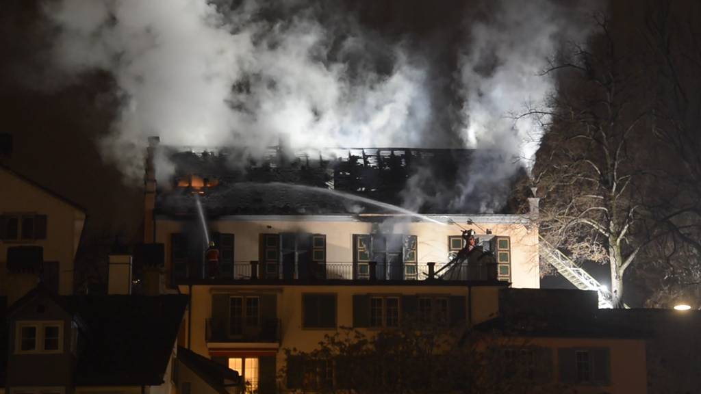 Historisches Gebäude am Lindenhof in Vollbrand