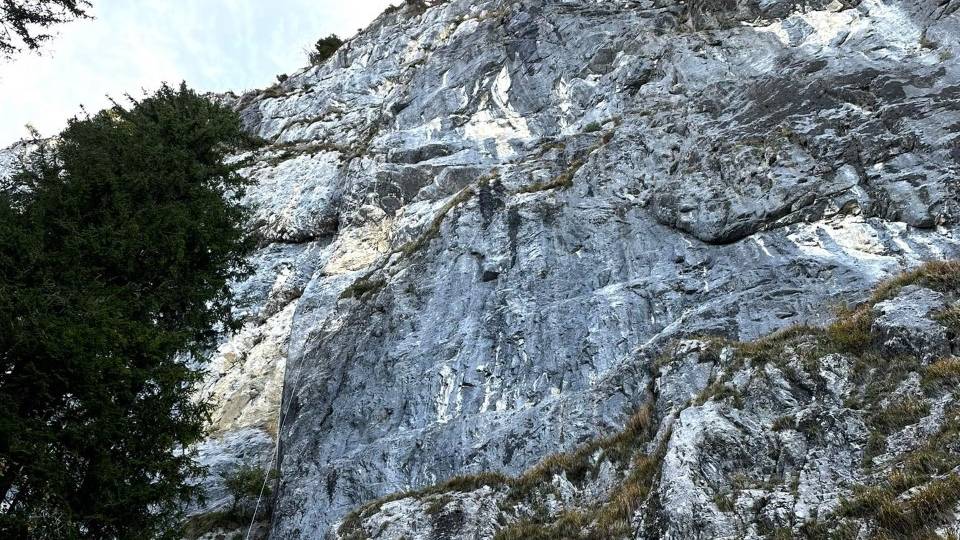 Bergführer stürzt im Mythengebiet ab und verletzt sich schwer