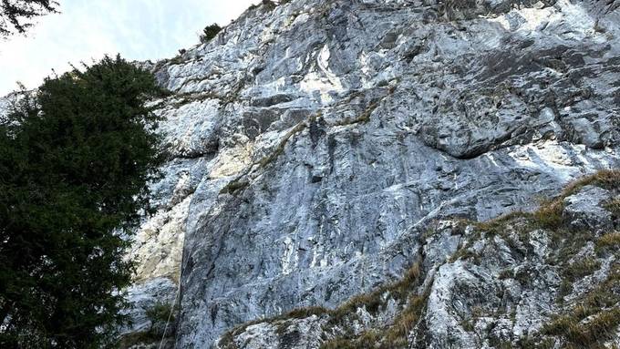 Bergführer stürzt im Mythengebiet ab und verletzt sich schwer