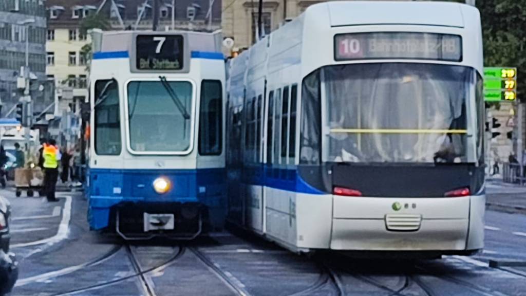 Zwei Trams krachen am Central ineinander