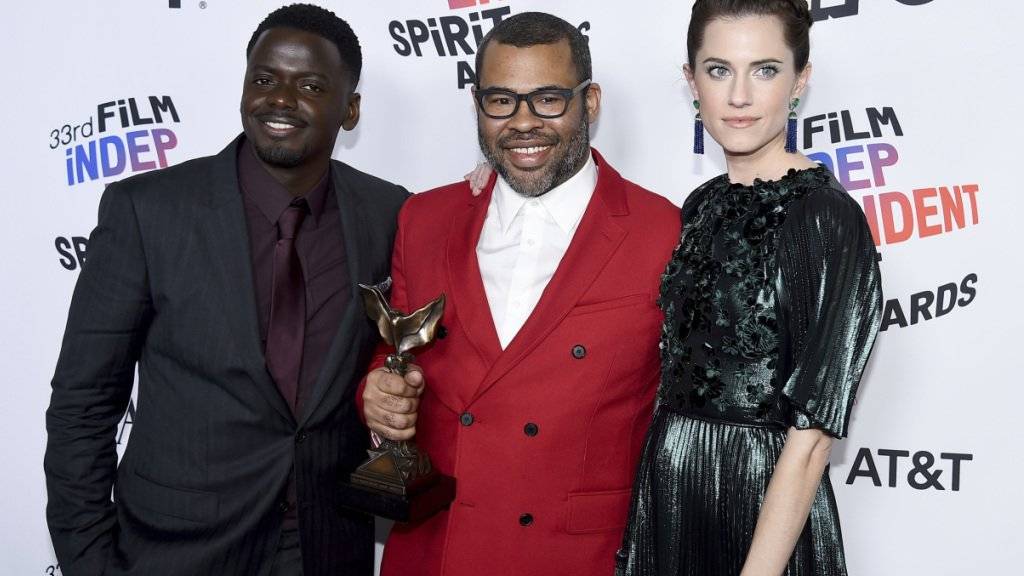 Holte am Tag vor der Oscar-Verleihung wichtige Indie-Filmpreise: Jordan Peele (Mitte), Macher des sozialkritischen Gruselstreifens «Get Out».