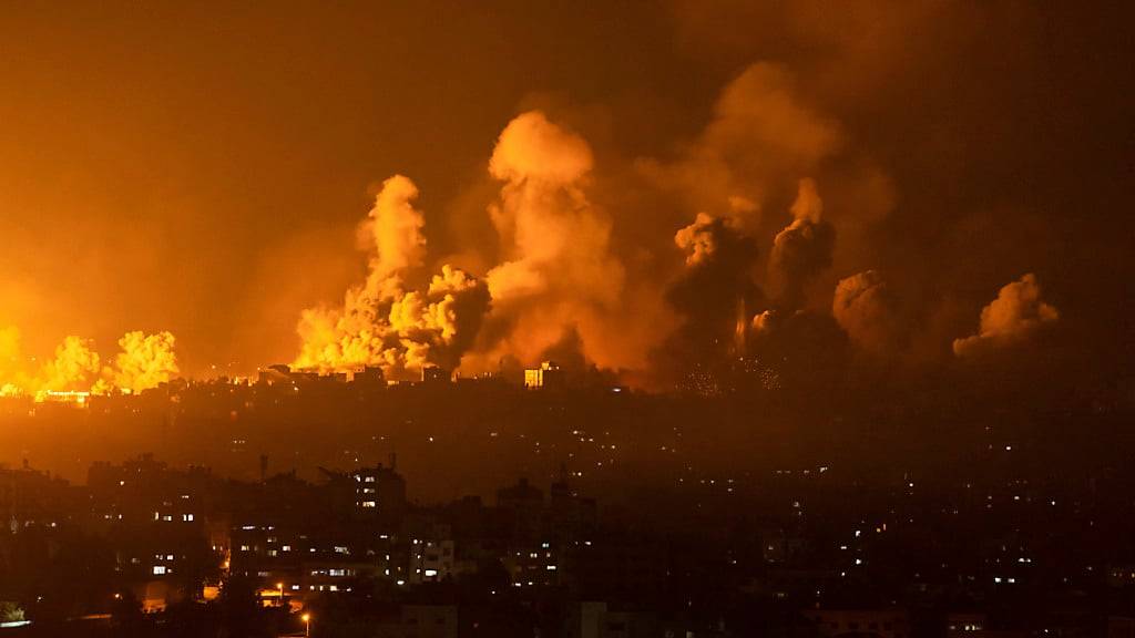Feuer und Rauch steigen nach einem israelischen Luftangriff auf. Die israelische Luftwaffe hat nach den überraschenden Großangriffen militanter Palästinenser in der Nacht zum 08.10.23 weitere Ziele im Gazastreifen attackiert. Foto: Fatima Shbair/AP/dpa