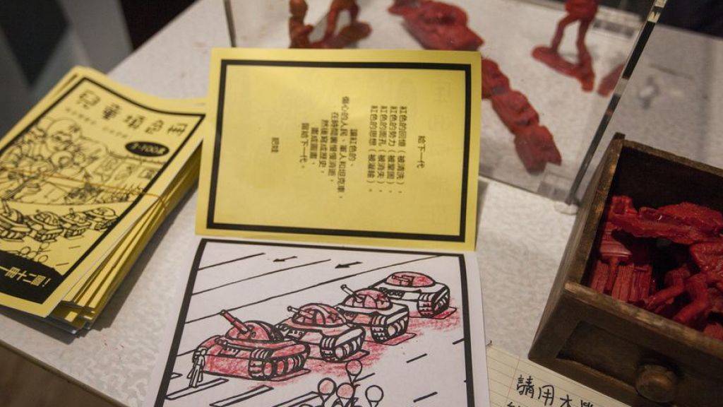 Unterichtsmaterial mit dem ikonischen Bild der Panzer, die gegen die protestierenden Studenten auf dem Tiananmen-Platz anrücken. Ein am Freitag wiedereröffnetes kleines Museum in Honkong ist der einzige Ort in ganz China, wo das Tiananmen-Massaker nicht tabu ist. (Archivbild)