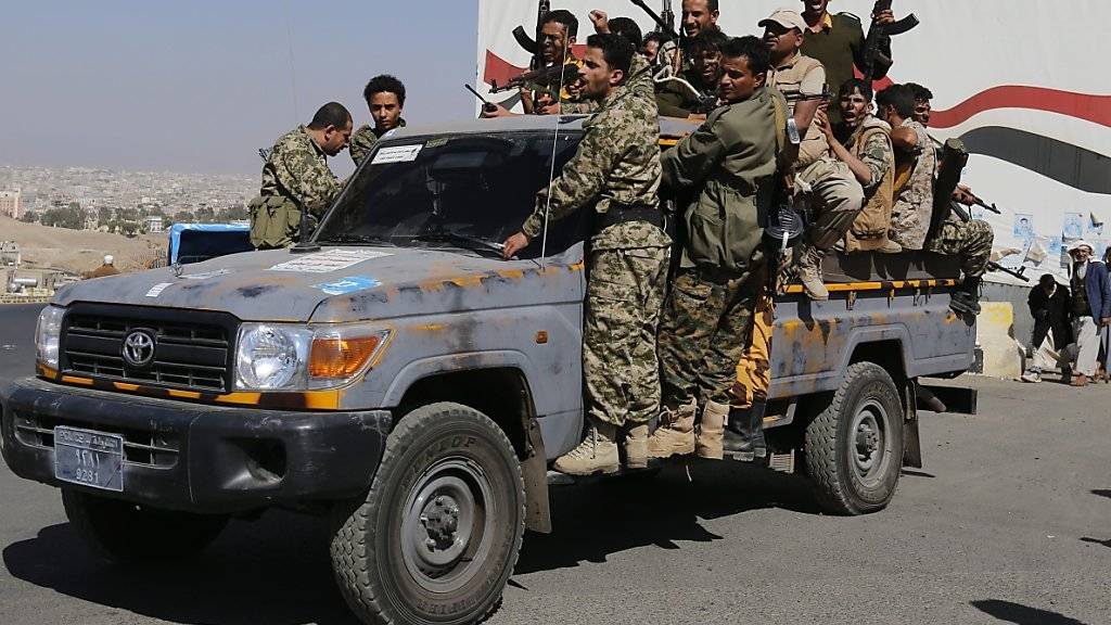 Huthi-Kämpfer in Jemens Hauptstadt Sanaa: Die Konfliktparteien halten sich offenbar an die Waffenruhe, die für die Dauer der Friedensverhandlungen ausgerufen worden war.