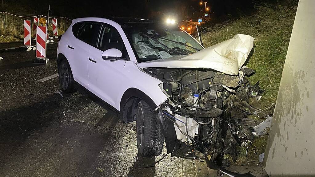 Zu viel Alkohol im Blut: Die Fahrt eines 31-Jährigen endete an der Betonmauer. Im Bild ist das beschädigte Auto zu sehen.