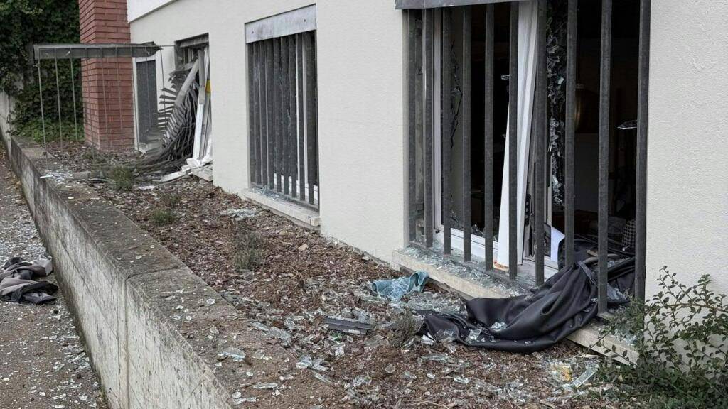 Eine geplatzte Luftmatratze in einem Mehrfamilienhaus in Aarau verursachte einen grossen Sachschaden.