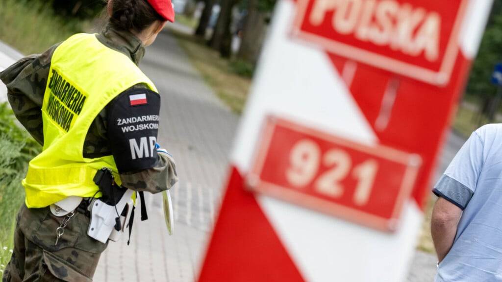 ARCHIV - Polnische Grenzschützer stehen auf der polnischen Seite am Grenzübergang Ahlbeck und warten auf Reisende. Polen hat vorübergehend die Grenzkontrollen an der deutsch-polnischen Grenze wieder aufgenommen. Foto: Stefan Sauer/dpa
