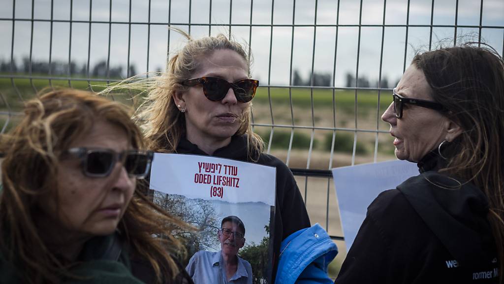 Angehörige israelischer Geiseln, die von der Hamas festgehalten werden, nehmen an einer Protestaktion an der Grenze zwischen Israel und Gaza teil. Foto: Ilia Yefimovich/dpa