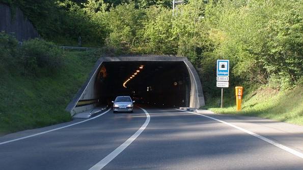 Tunnel und Einfahrt gesperrt: Eingeschränkter Verkehr am linken Thunersee­ufer