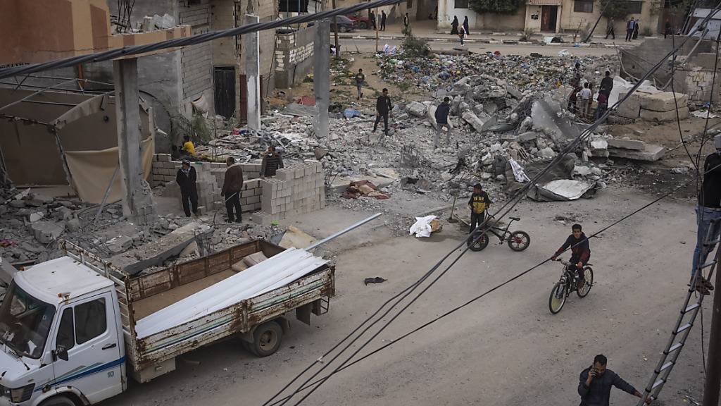 Palästinenser begutachten die Trümmer eines Hauses in Rafah. Foto: Fatima Shbair/AP/dpa