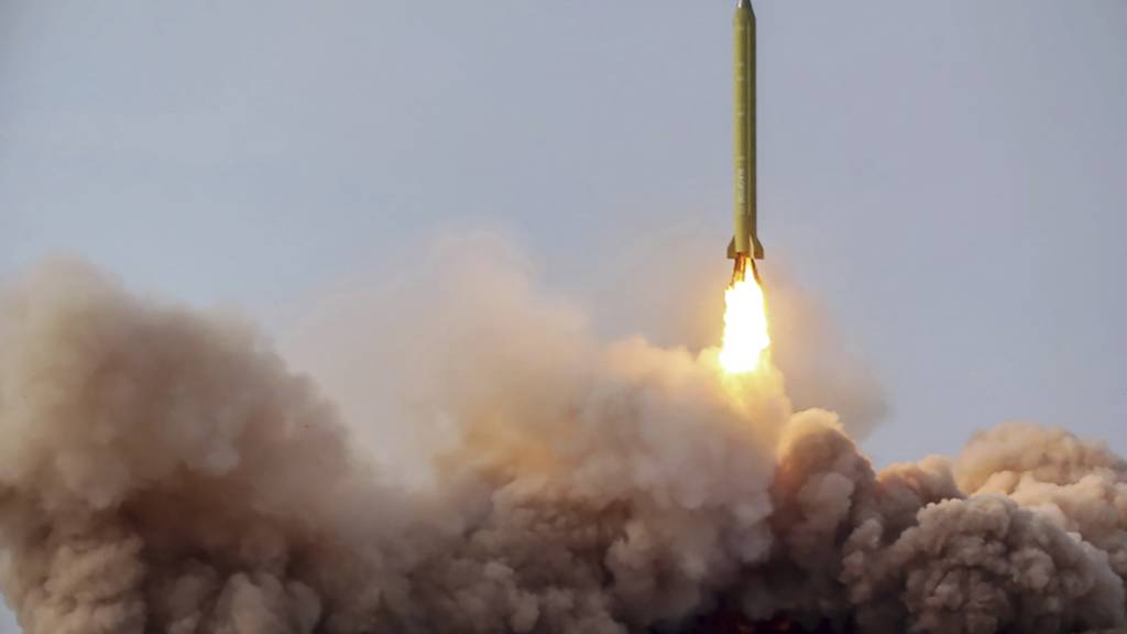 HANDOUT - Ein von der iranischen Revolutionsgarde zur Verfügung gestelltes Foto zeigt eine Rakete, die bei einer Übung gestartet wird. Foto: ---/Iranian Revolutionary Guard/Sepahnews/AP/dpa - ACHTUNG: Nur zur redaktionellen Verwendung und nur mit vollständiger Nennung des vorstehenden Credits